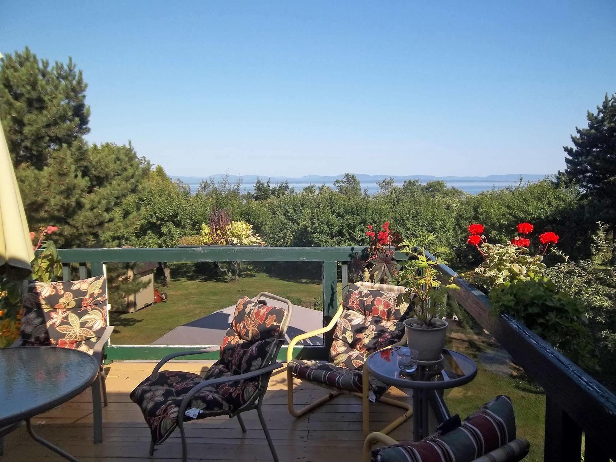 Gite La Halte Du Verger Bed And Breakfast Riviere-du-Loup Exterior photo